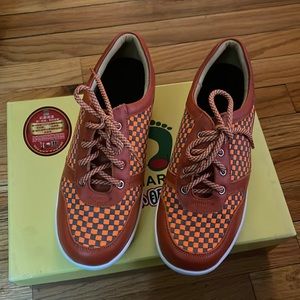 Selling new women shoes